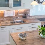 klassieke keukens wit en hout