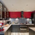 Keuken met grijs, rood en zwart