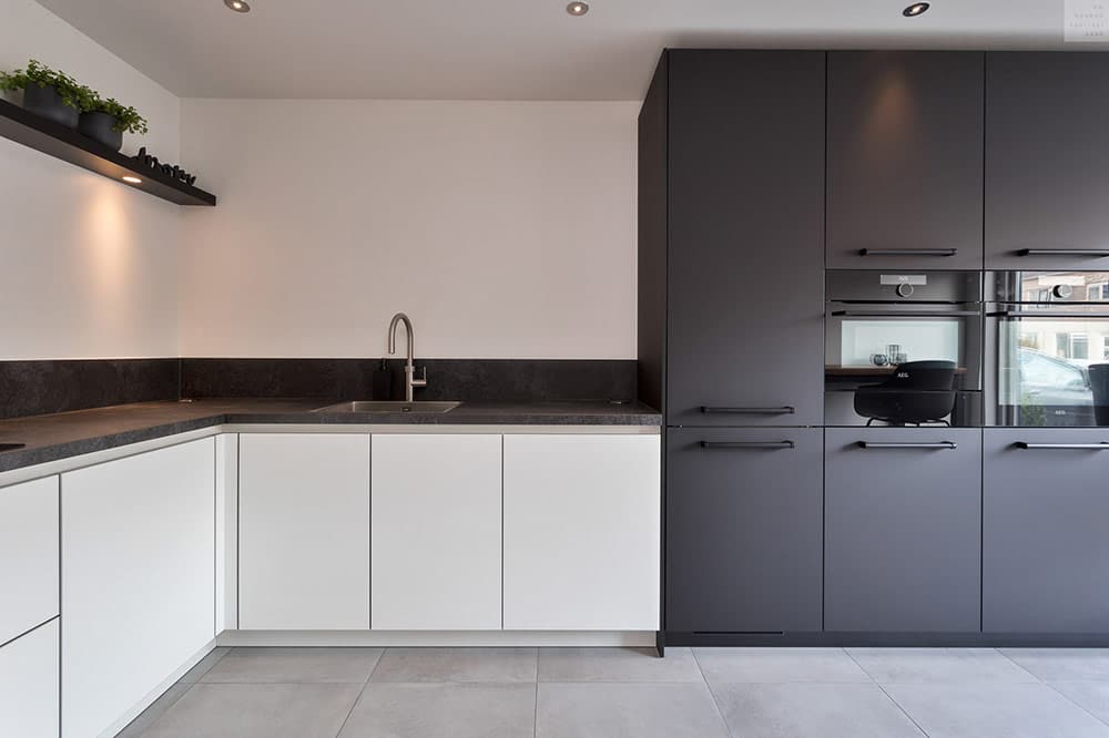 zwart en witte moderne keuken
