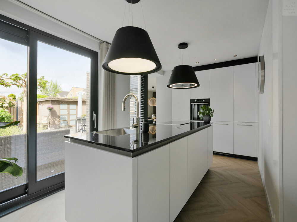 zwart en witte moderne keuken