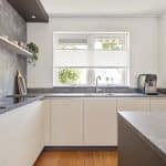 Lichte, moderne keuken met wit en grijs